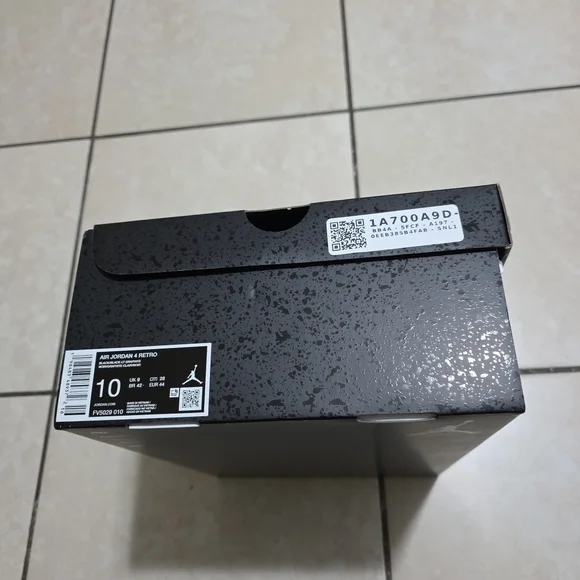 Air Jordan 4 Retro Sneakers - Picture 3 of 6